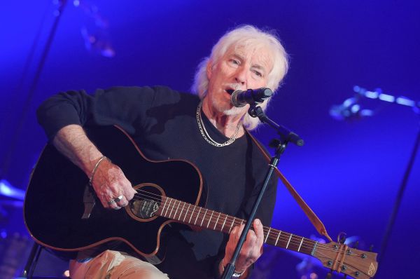 Hugues Aufray, le plus vieux chanteur en tournée... et ce n'est "pas pour l'argent"
