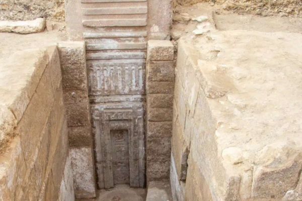 Les archéologues stupéfaits par une porte géante en granit rose dans une tombe de l'Ancien Empire