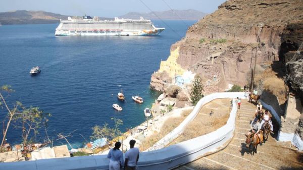 Une taxe de 20 euros infligée aux passagers de croisières qui débarquent à Mykonos et Santorin