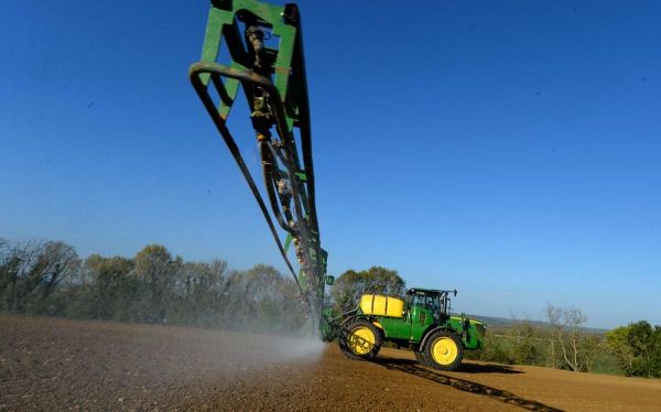 Étude PestiRiv sur les pesticides : les associations saisissent la justice face au report de publication