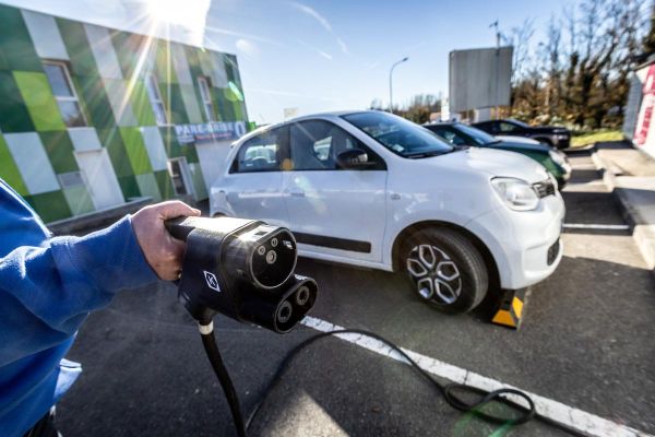 Voitures électriques : découvrez si vous êtes éligible au nouveau bonus allant jusqu'à 4.200 €