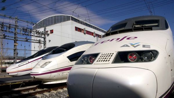 Canicule : "Sans eau, sans nourriture et sans climatisation"... Plus de 300 passagers bloqués toute la nuit dans un train à cause d'une panne d'électricité