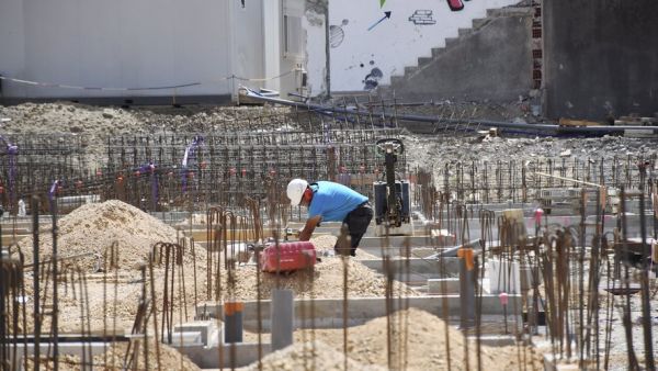 Canicule : un ouvrier de 35 ans meurt en rentrant chez lui après avoir travaillé toute la journée sur le chantier, "il se plaignait de la chaleur depuis le matin"