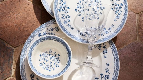 Avant de manger dans vos assiettes vintage, faites ce simple test : du plomb pourrait s'y cacher