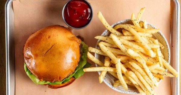 Burger à la crevette, frites poutine, chicken teriyaki... : McDonald's dévoile de nouvelles recettes internationales pour l'été