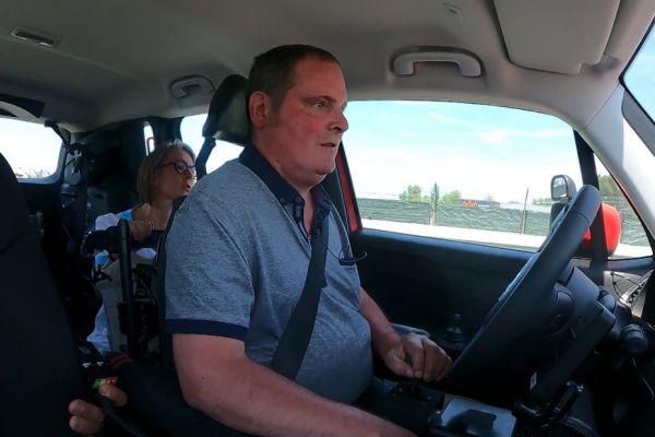 "Je peux me sentir libre", une auto école associative permet à des personnes handicapées de conduire