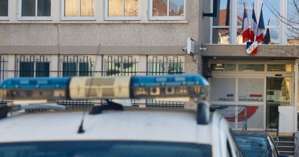 Valence. Il tente d'arracher un collier avant d'exhiber son sexe