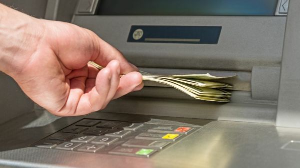 Stations-service, distributeurs... c’est quoi le shimming, cette nouvelle arnaque indétectable qui cible vos cartes bancaires ?