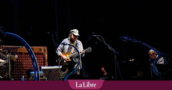 Quand Neil Young a commencé à chanter sur la Place des Palais à Bruxelles, tout le monde s'est figé