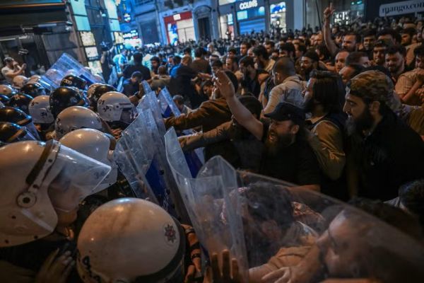 Turquie : Une caricature controversée provoque arrestations, émeutes et tensions à Istanbul