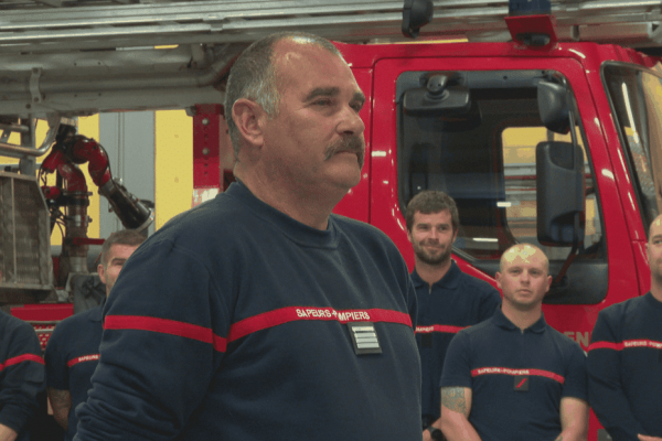 "C'est un passionné, la passion ne s'arrête pas comme ça". Après 43 ans de service, Philippe Arantzabé cède le commandement de la brigade de pompiers de Saint-Pierre à Ghislain Catrou