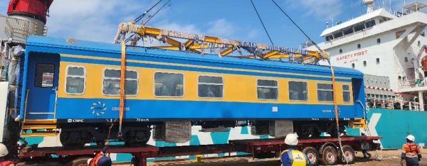 AGL Guinée assure avec succès la manutention de 25 équipements ferroviaires pour la CBG