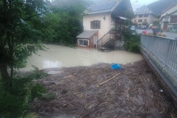 EN IMAGES. "Nos Alpes du Sud qui s'écroulent" : Foudre, inondations, coupures d'électricité... de violents orages ont frappé plusieurs villages