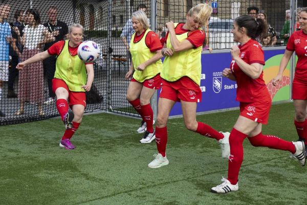 Au nom du sport, les adversaires politiques acceptent de jouer dans la même équipe