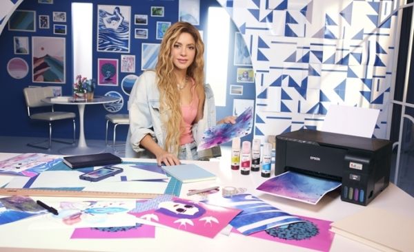 Epson annonce la signature d'un partenariat avec l'icône mondiale de la musique Shakira