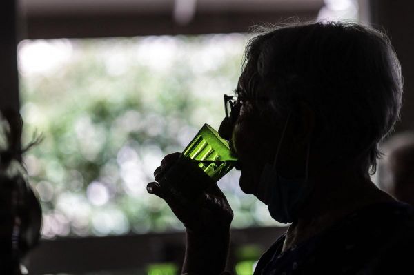 Canicule : comment aider les personnes âgées isolées qui vivent « comme des taupes » ?