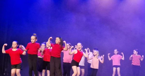 Vosges. Vittel : la Danse moderne academy réussit son premier gala à l'espace Alhambra