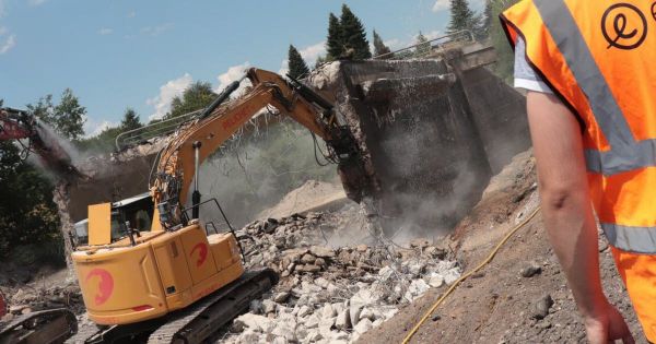 Blanzy. RCEA : le pont de l'ancienne anse de la RN 70 en cours de destruction