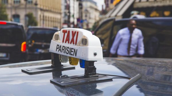 Au lendemain de la Fête de la Musique, ils ratent leur avion et décident de rentrer chez eux en taxi à 800 km : plus de 1700 euros pour un trajet Paris-Manchester