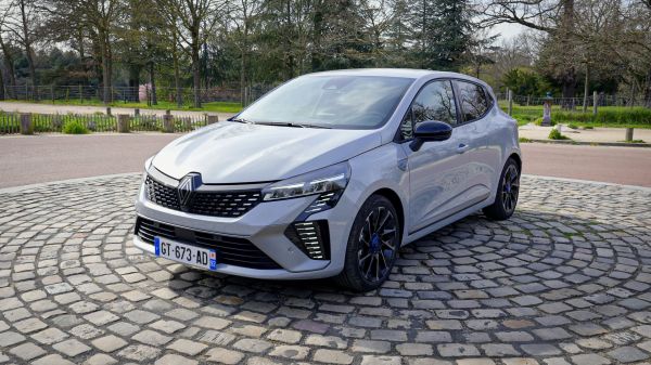 Plus d'une vente sur deux: les hybrides surnagent dans un marché automobile déprimé