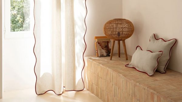 Canicule, oubliez la clim : cette astuce méditerranéenne avec de simples rideaux suffit à rafraîchir la maison sans rien dépenser !