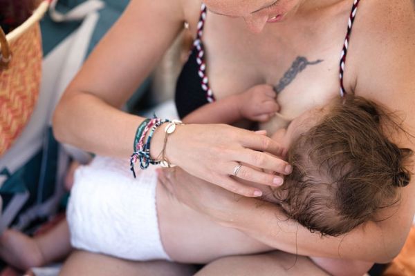 Alerte canicule. Oubliez les pyjamas, allaitement à volonté et bains tièdes : les conseils d'une pédiatre pour bien s'occuper de bébé