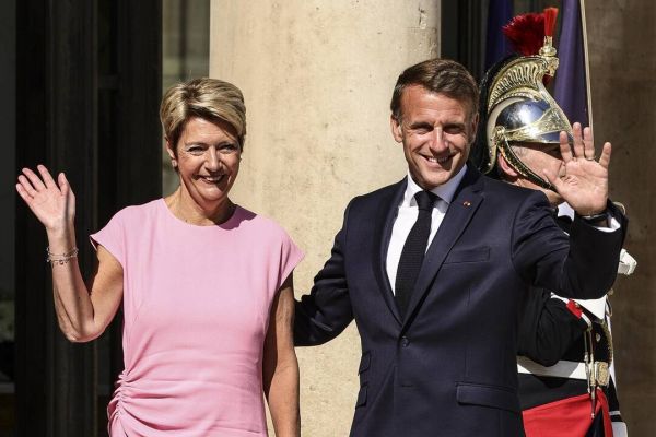 Karin Keller-Sutter affirme qu'Emmanuel Macron soutient la mise en place d'une «plateforme» de négociation entre l'Ukraine et la Russie à Genève