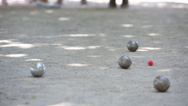Un homme poignardé lors d'une partie de pétanque à Nîmes : la victime transportée à l'hôpital, l'auteur recherché