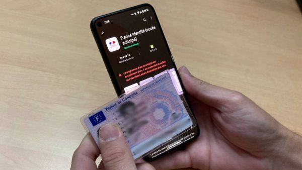 Votre carte grise sur votre smartphone ? C'est désormais possible, voici comment s'y prendre