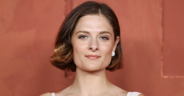Louisa Jacobson, fille de Meryl Streep, brille dans "The Gilded Age"