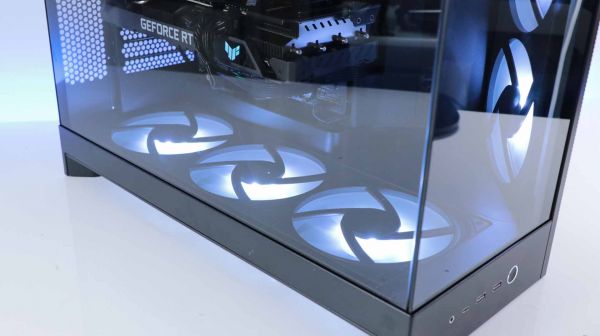 Test du H9 Flow RGB+ (2025) : un boîtier massif, stylé et bien ventilé