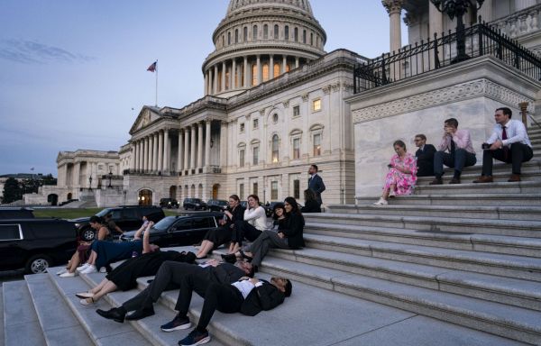 Le Sénat américain prolonge les débats sur la loi budgétaire de Trump