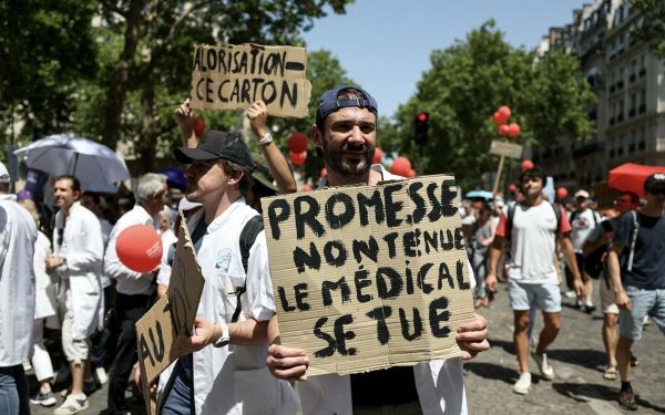 Assurance maladie : des centaines de soignants dans la rue pour réclamer « des tarifs décents »