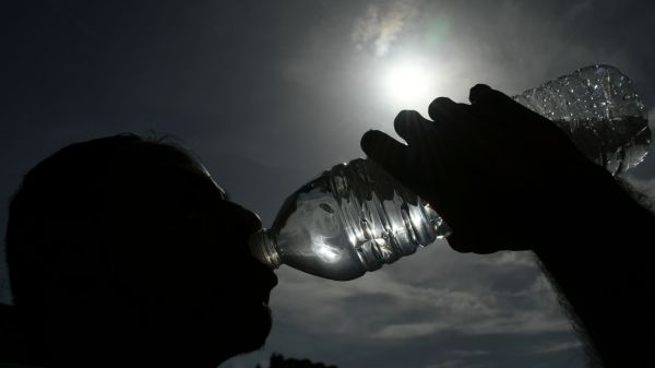 "Irritabilité, repli sur soi, baisse de la tolérance": si vous constatez ça autour de vous au bureau, c'est normal, c'est la canicule qui le provoque