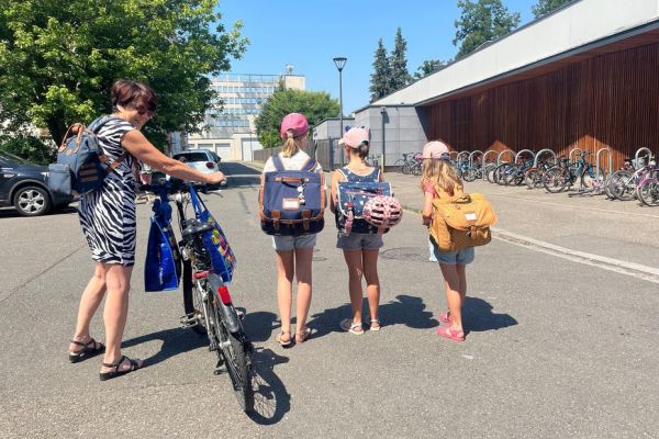 Mamies et nounous à la rescousse : comment les écoles fermées pour canicule bouleversent l'organisation des parents