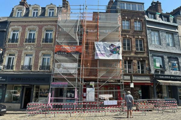 Trois immeubles menacés d'effondrement à Honfleur : des commerces et des habitants évacués