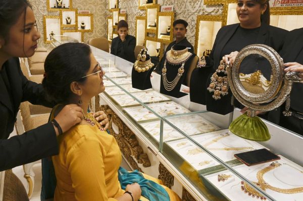 Déforestation, déchets : les bijoux en or, un luxe qui coûte cher à la planète