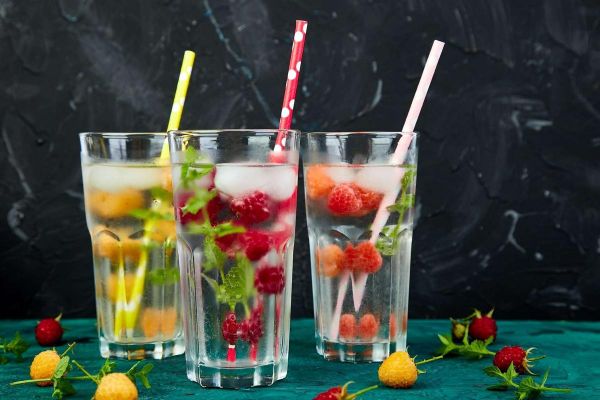Lait, infusions, eau de coco... quelles boissons privilégier pendant une canicule ?