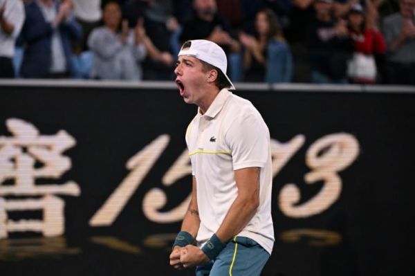 Cazaux se fait peur mais rejoint De Minaur au deuxième tour à Wimbledon