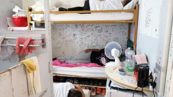 Manque d'eau, 32,4°C dans une cellule... À la maison d'arrêt pour femmes de Fleury-Mérogis, le système D contre la canicule
