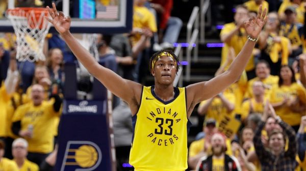 Myles Turner accepte l'offre des Bucks, Lillard libéré