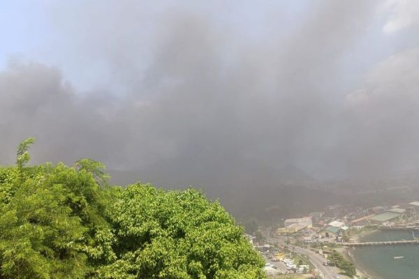 À la Dominique, une dizaine de pompiers incommodés lors d'un incendie à la décharge publique