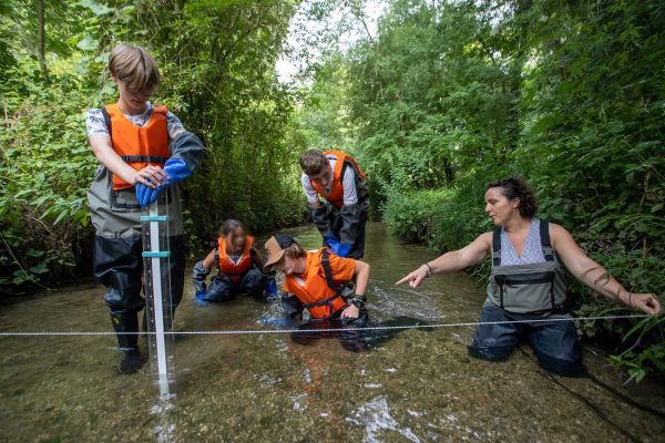 « Une sortie comme ça, ça me motive à faire un métier scientifique » : à Saint-Michel, les collégiens adoptent un cours d'eau