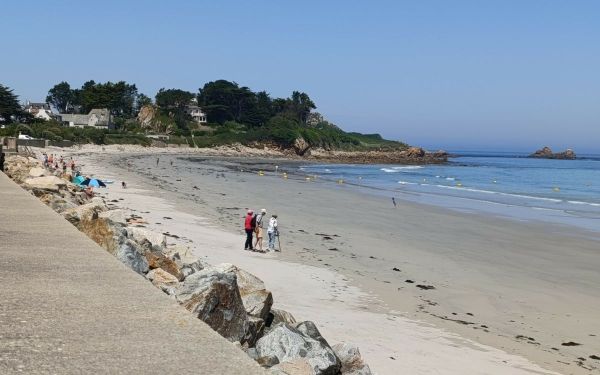 Noyades de Plougasnou : la surveillance des plages commence-t-elle trop tard ?