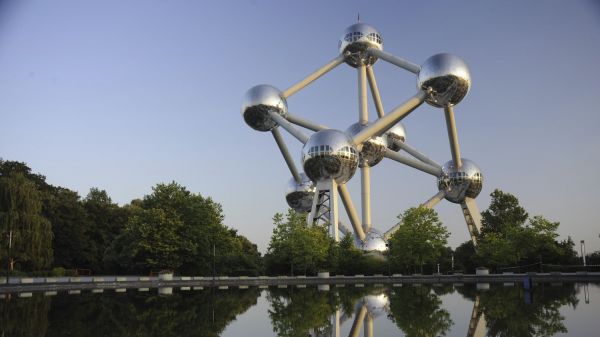 À Bruxelles, les boules en inox de l'Atomium en surchauffe