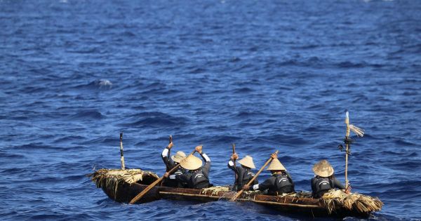Traverser une mer dangereuse en canoë comme à l'âge de la pierre