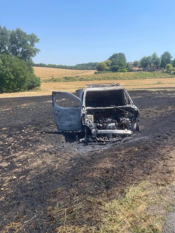 Une voiture prend feu, l'incendie se propage dans un champ à Challignac