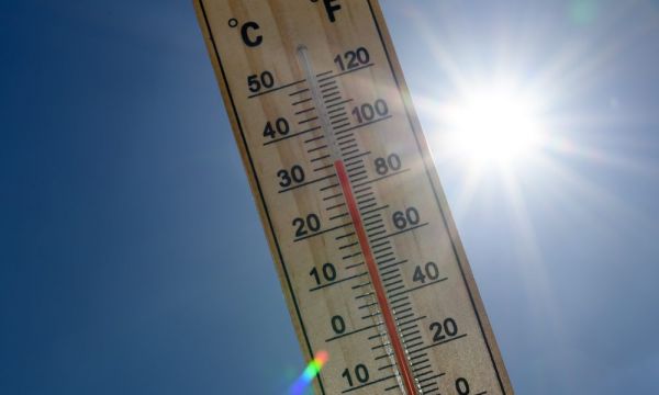 Canicule – Le journaliste de BFMTV qui s’était volontairement enfermé dans une voiture en plein soleil n’a pas survécu