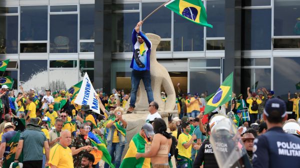 17 ans de prison pour avoir volé un ballon signé par Neymar, "un bien unique du patrimoine" du Brésil