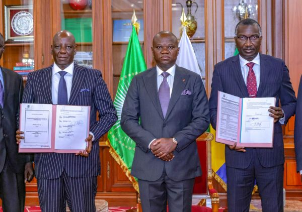 Le Chef de l’État préside la cérémonie de signature de la convention de financement de la route Ntoum-Cocobeach